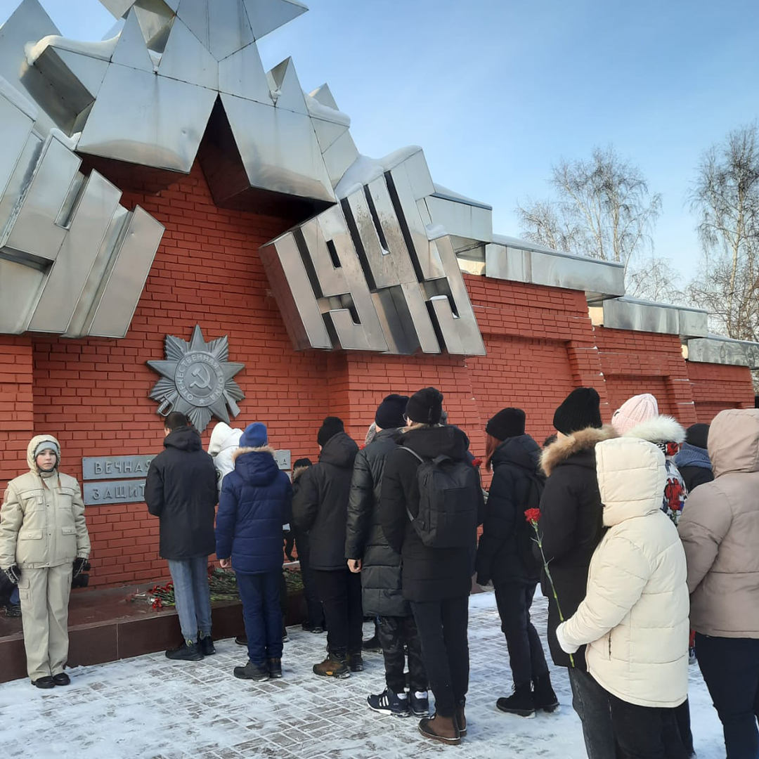 Мэр Николай Диденко принял участие в торжественном возложении цветов к  мемориалу погибших воинов | 09.12.2022 | Северск - БезФормата